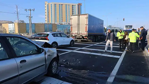 Kırmızı ışıkta bekleyen minibüse çarptı