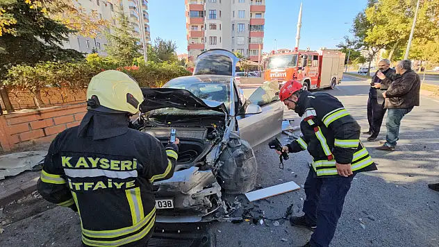 Kırmızı ışıkta gaza bastı, Tesla'yı perte çıkardı!