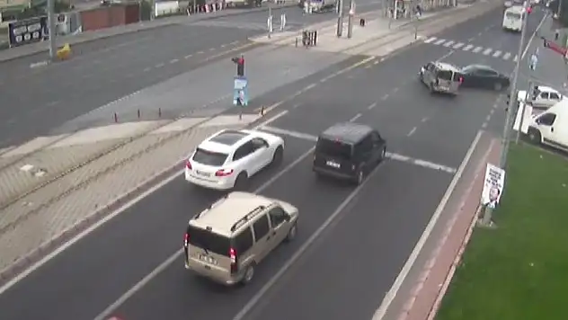Kırmızı ışıkta geçen araç kazaya neden oldu