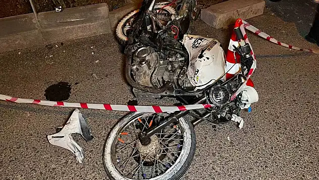Motosiklet sürücüsü minibüse çarptı: 1 ölü