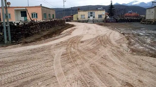 Kırsal mahallelerde kumlama çalışmaları devam ediyor