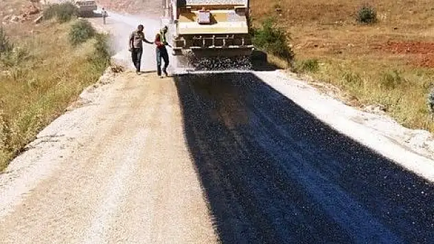 Kırsal Mahallelerde Soğuk Asfalt Çalışmaları Tüm Hızıyla Devam Ediyor
