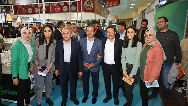 Kitap Fuarı'nı gezdiler