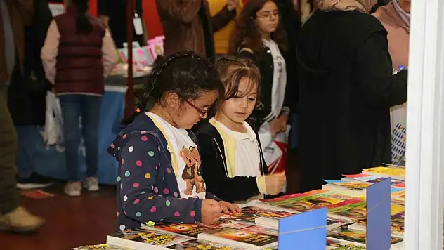 Kitap fuarına çocuklardan yoğun ilgi