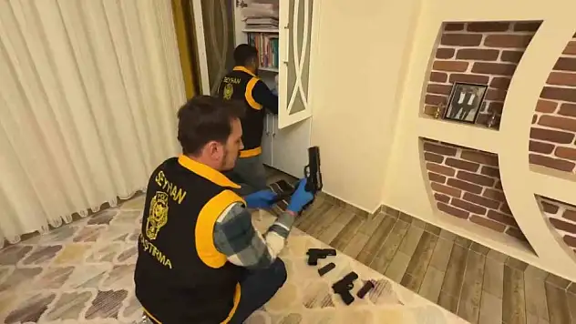 Kitaplıkta bakın ne ele geçirildi