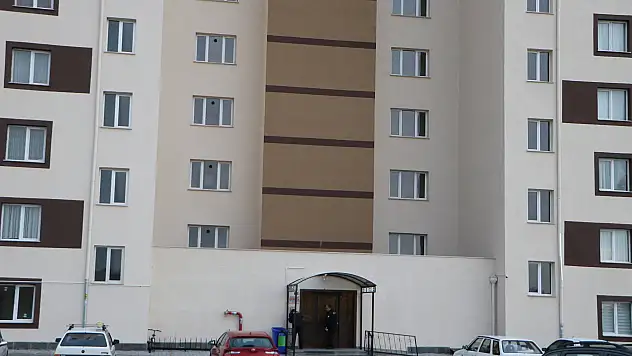 Kız arkadaşını silahla vurduktan sonra intihar etti