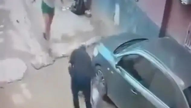 Kız kardeşi ile yakaladığı şahsı sokak ortasında bıçaklayarak öldürdü!