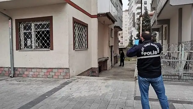 Kız kardeşlerini bıçakladı