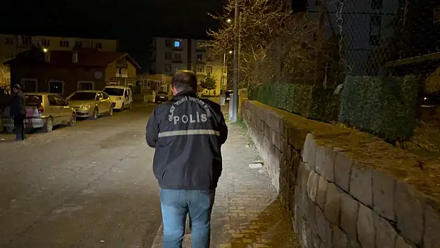 Kız meselesi yüzünden çıkan kavgada bıçaklandı!