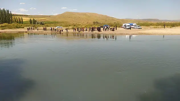 Kızılırmak'a giren 2 kişiden 1'i kayboldu!