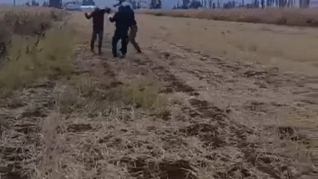 Kızının gözü önünde babayı darbettiler