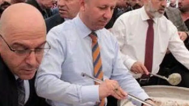 KOCASİNAN BELEDİYESİ AŞURE DAĞITTI