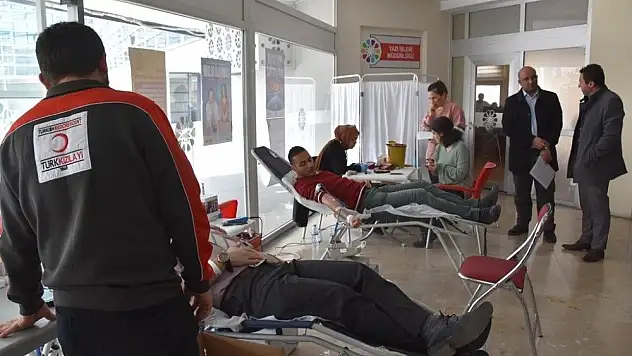 Kocasinan Belediyesi personelinden Kızılay'a kan bağışı