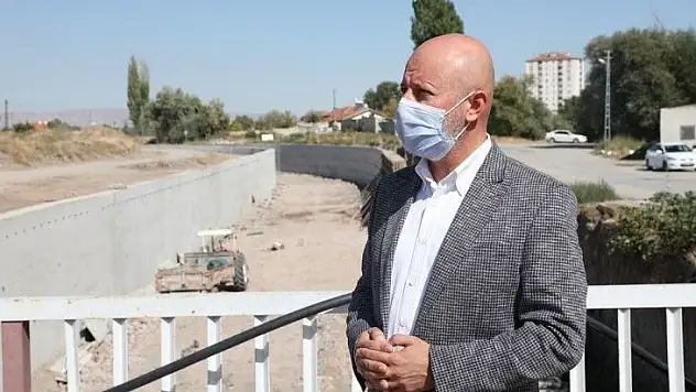 Kocasinan'da kanallar hem ilaçlanıyor, hem temizleniyor