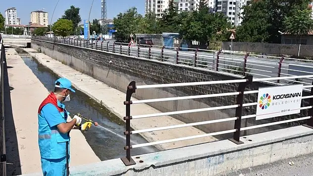 Kocasinan'da kanallar temizlenip, ilaçlanıyor
