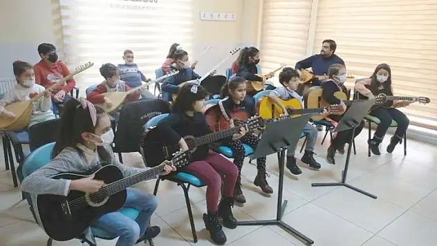 Kocasinan'da öğrenciler, yarıyıl tatilinde hem öğreniyor hem eğleniyor