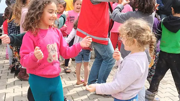 Kocasinan'dan kardeş belediye Türkoğlu'nda çocuklar için sokak oyunları şenliği