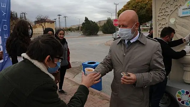 Soğuk havada sıcak çorba ikramı