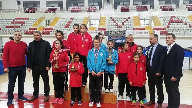 Kocasinan Masa Tenisi Takımı Sivas'tan derecelerle Döndü

