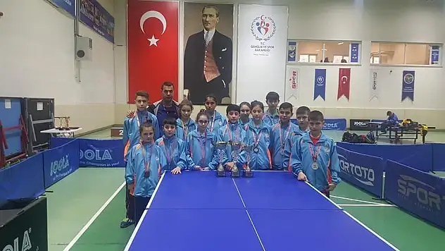 Kocasinan masa tenisi takımları başarıya doymuyor
