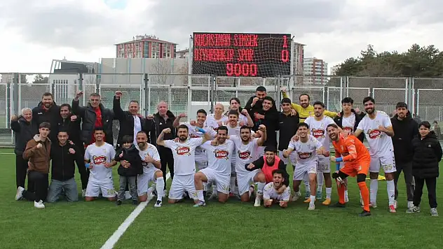 Sarı siyahlılar evinde güldü