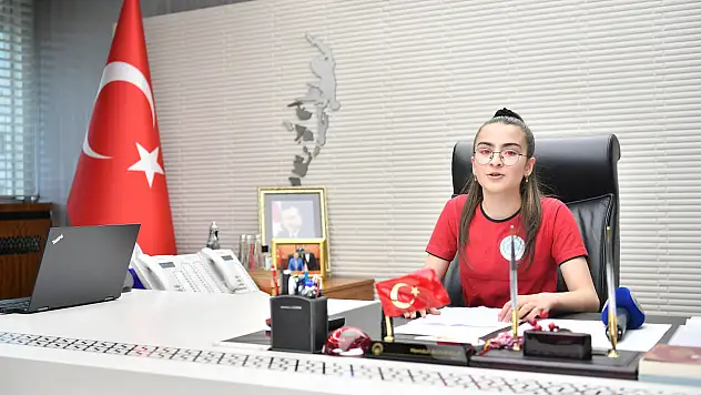 Koltuğa oturdu, gezi talimatı verdi