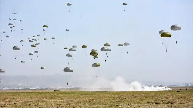 Komandoların paraşüt kursu nefesleri kesti