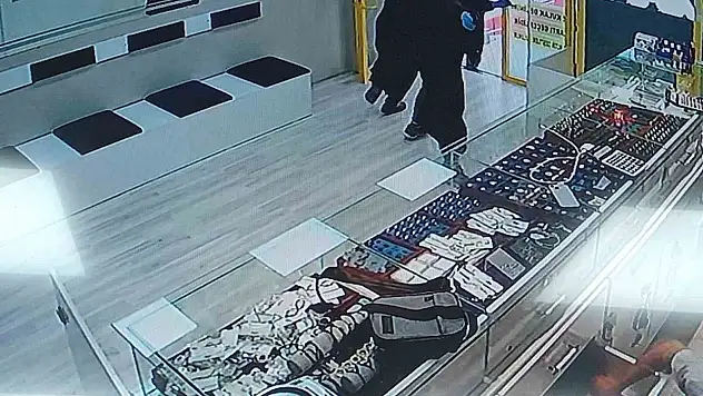 Komedi filmi gibi soygun girişimi: 3 şüpheli, kadın kılığına girdi