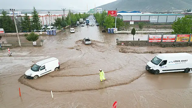 Komşu sağanak yağışa teslim oldu! Yollar ulaşıma kapandı...