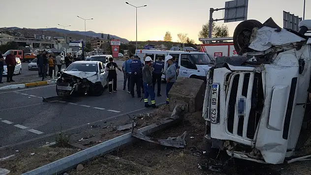 Komşuda kaza! Minibüs ile otomobil çarpıştı: 15 kişi...