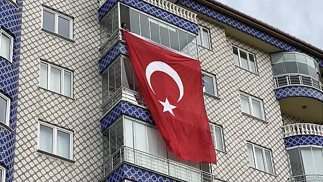 Komşuya şehit ateşi düştü, baba ocağına Türk bayrağı asıldı