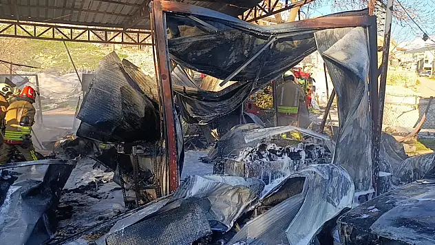 Konteyner çarşıda yangın çıktı! Alev alev yandı