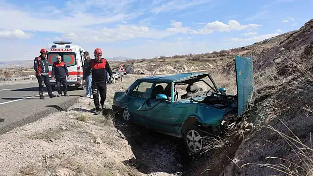 Otomobil karşı şeride geçip şarampole devrildi