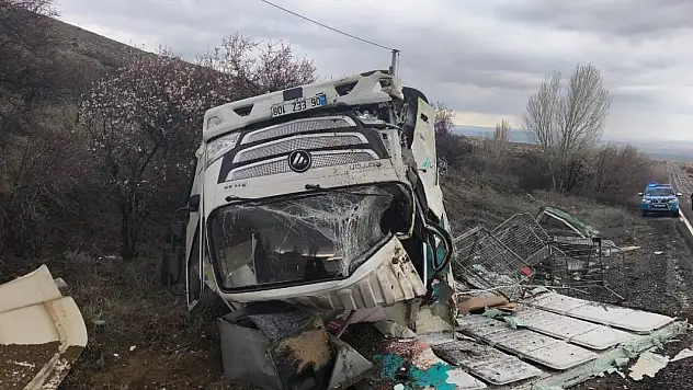 Kamyonet ters döndü! 1 yaralı