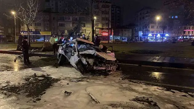 Otomobil ağacı devirerek takla attı!