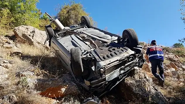 Kontrolden çıkan otomobil dere yatağına uçtu: 5 yaralı
