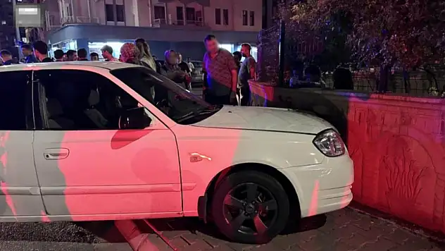 Kontrolden çıkan otomobil duvara vurarak durabildi