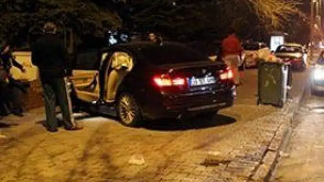 KONTROLDEN ÇIKAN OTOMOBİL DUVARA ÇARPARAK DURABİLDİ