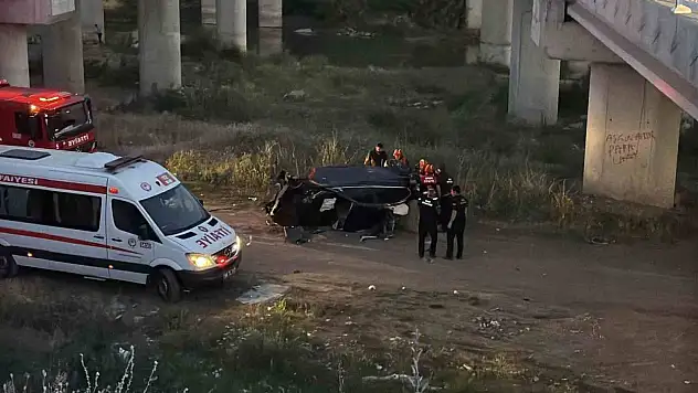 Otomobil Kızılırmak'a uçtu: 2 kişi yaralandı