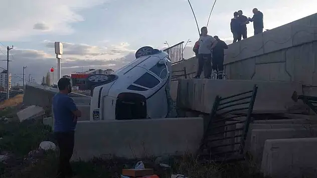 Kontrolden çıktı, üst geçitten düştü