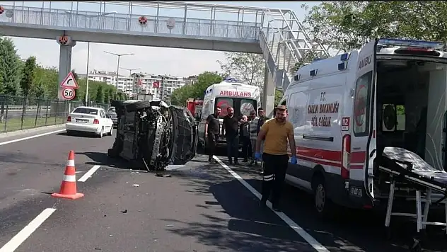 Kontrolden çıkan araç bariyerlere çarpıp yan yattı!