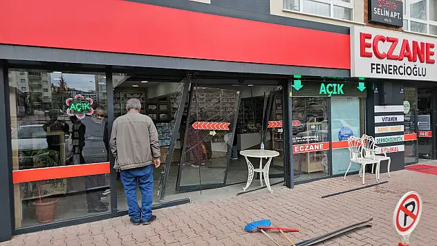 Kayseri'de sürücü eczaneye daldı: 1 kişi...