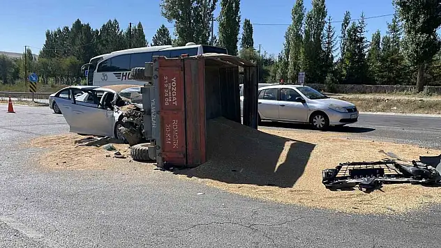 Buğday yüklü traktör kazaya neden oldu: 3 yaralı
