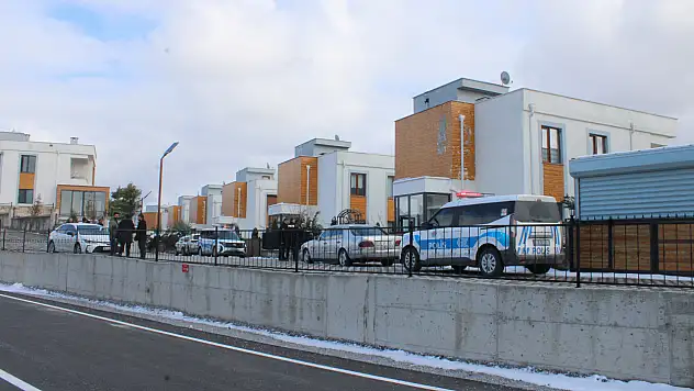 Konuşmaya gitti, bıçaklandı