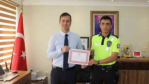 O polis memuru ödüllendirildi!