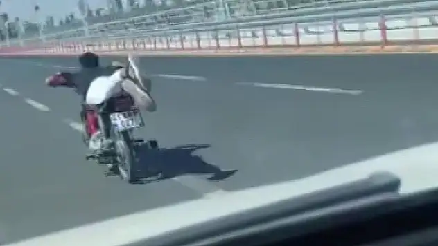 Köprüde akrobasi pahalıya patladı