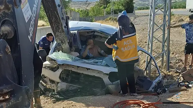 Korkuta kaza: Hafif ticari araç hurdaya döndü!