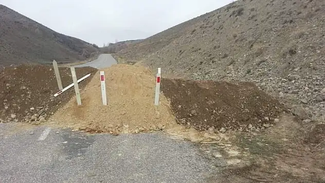 Korona virüs tedbiri için yolu kumla kapattılar