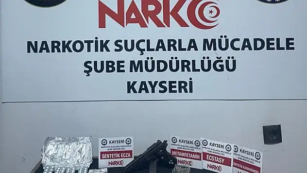 Araçta uyuşturucu ve tarihi sikke çıktı