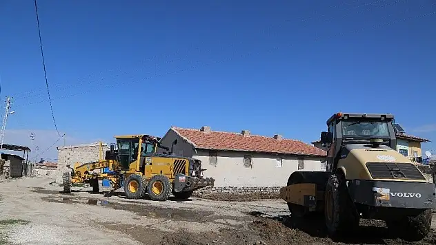 Köylerde yol çalışmaları devam ediyor